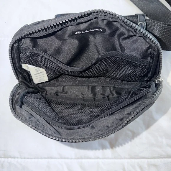 Lululemon Everywhere Belt Bag Black 1L - Picture 4 of 6